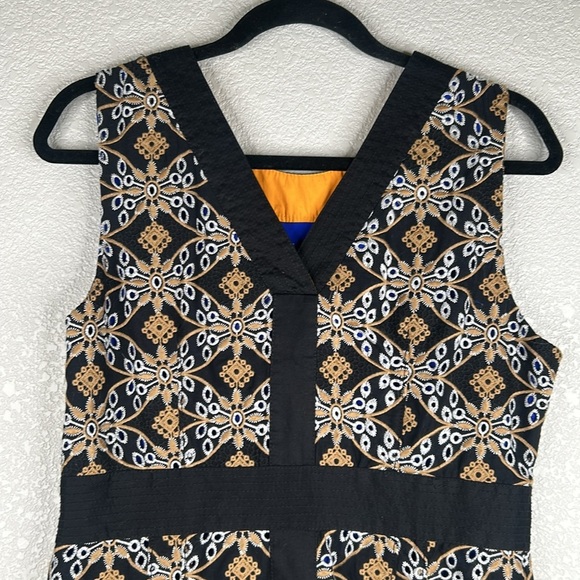 HD in Paris Black Floral Embroidered Scallop Hem Sleeveless Sheath Dress Size 12 - Picture 3 of 8